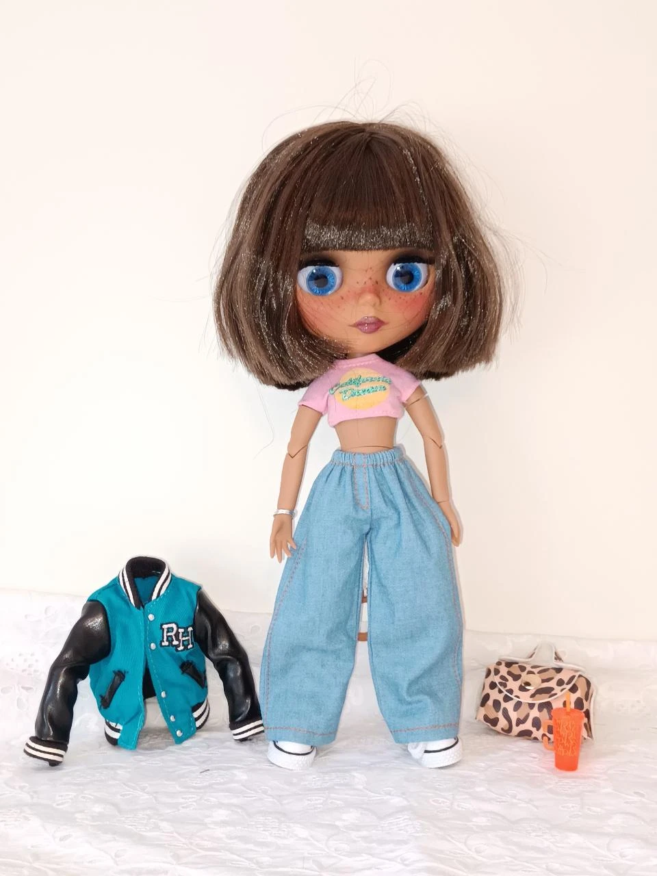 Jolie poupée Blythe avec sa tenue